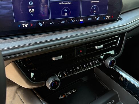 Used 2025 Chevrolet Suburban Z71 w/ Comfort Package image 8