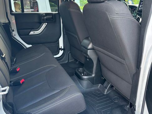 Used 2017 Jeep Wrangler Unlimited Sahara w/ Connectivity Group image 15