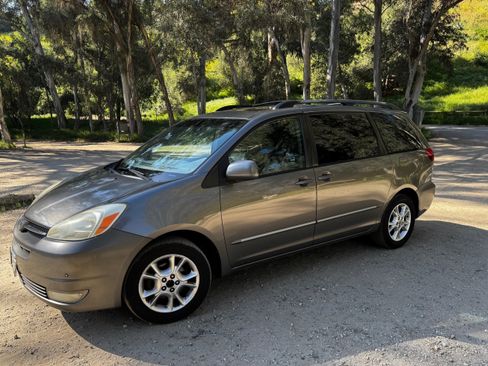 Used 2005 Toyota Sienna XLE Limited image 1
