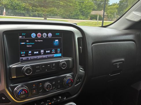 Used 2019 Chevrolet Silverado 2500 LT w/ Midnight Edition AWD/4WD image 8