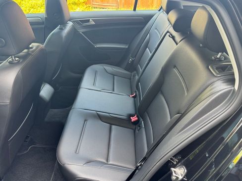 Used 2018 Volkswagen Golf SE image 11