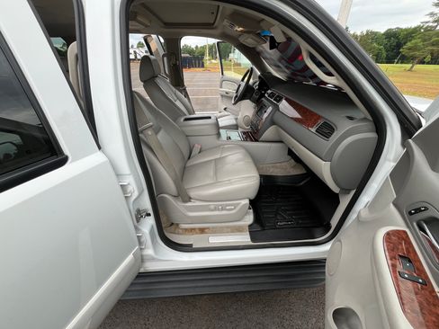 Used 2008 Chevrolet Suburban LTZ w/ LTZ Preferred Equipment Group AWD/4WD image 28