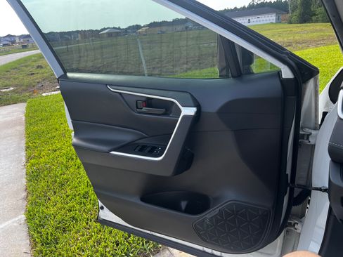 Used 2023 Toyota RAV4 LE FWD image 13