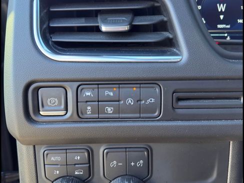 Used 2022 Chevrolet Suburban LT w/ Luxury Package image 9