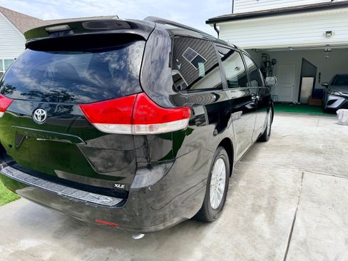 Used 2012 Toyota Sienna XLE w/ Premium Pkg FWD image 4