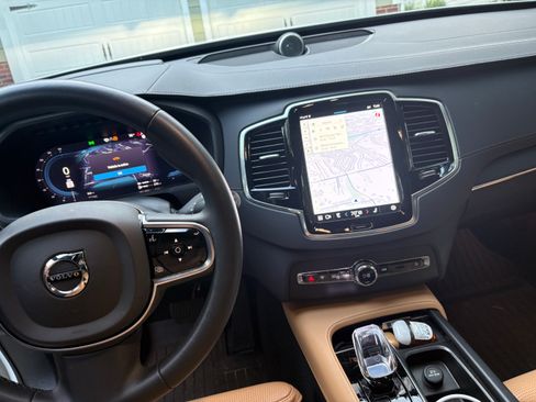 Used 2023 Volvo XC90 T8 Ultimate w/ Lounge Package image 27