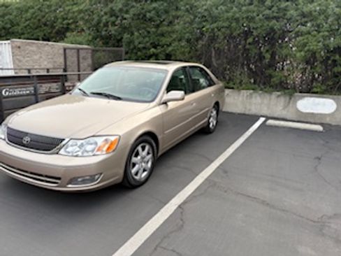 Used 2000 Toyota Avalon XLS FWD image 2
