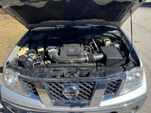 Used 2010 Nissan Frontier SE image 18