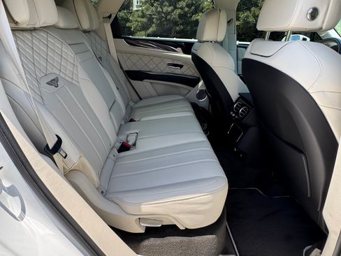 Used 2021 Bentley Bentayga AWD/4WD image 14