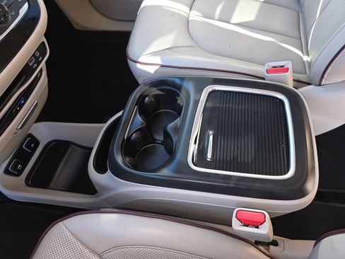 Used 2017 Chrysler Pacifica Limited w/ UConnect Theater Package image 18