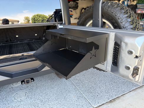 Used 2015 Jeep Wrangler Unlimited Rubicon w/ Connectivity Group AWD/4WD image 11