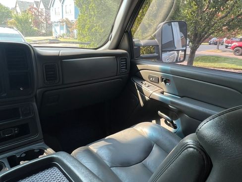 Used 2005 GMC Sierra 2500 SLT AWD/4WD image 14