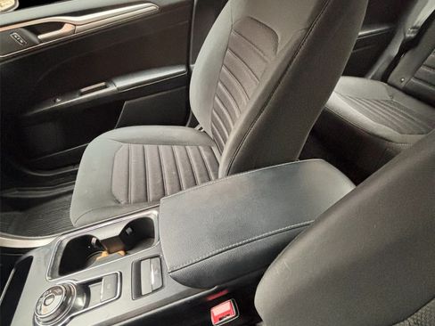 Used 2018 Ford Fusion SE w/ Fusion SE Technology Package FWD image 10