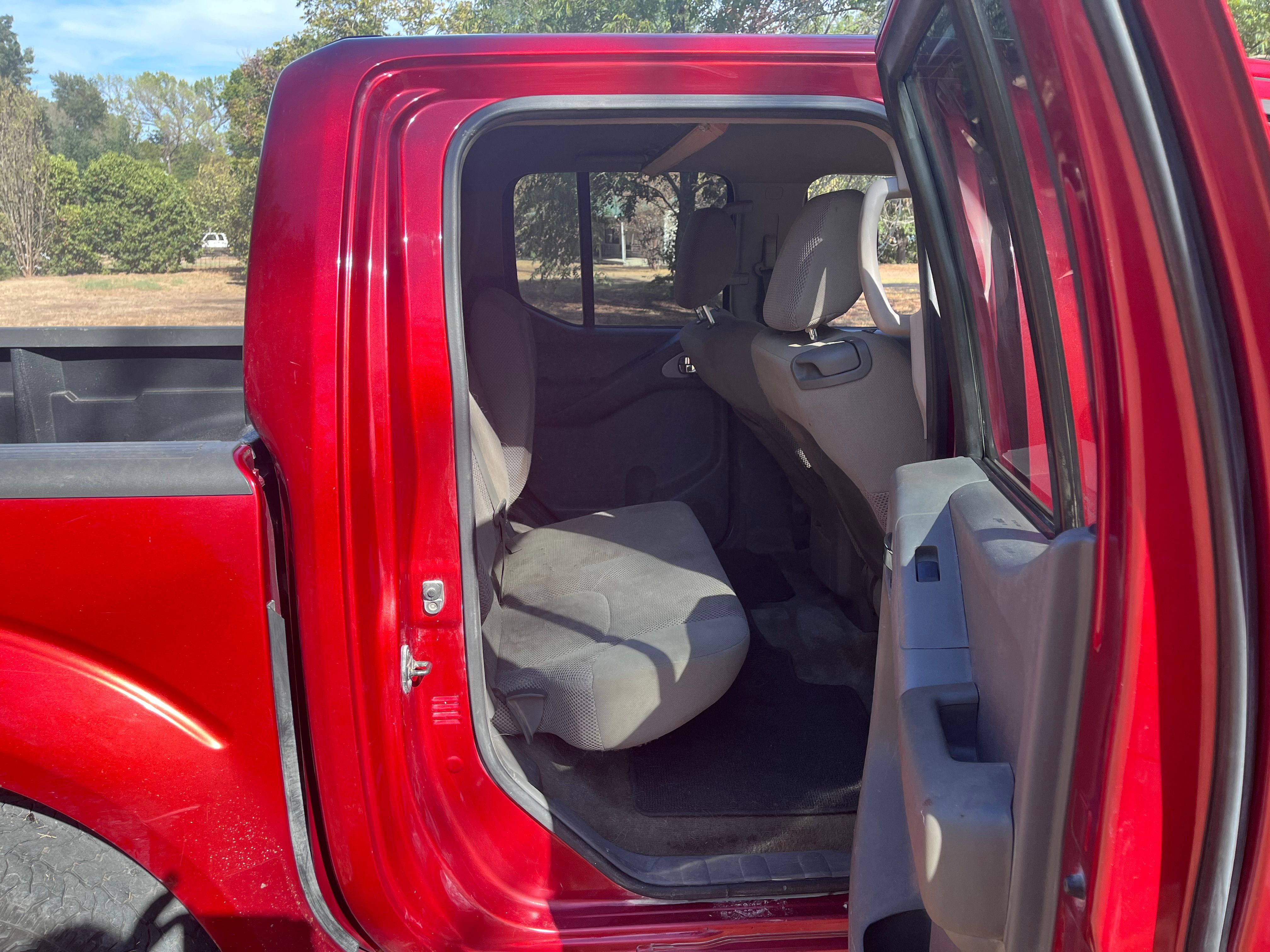 Used 2013 Nissan Frontier SV AWD/4WD image 2