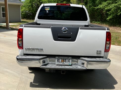 Used 2010 Nissan Frontier SE image 5