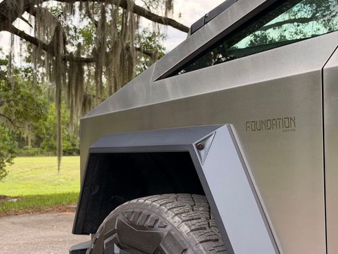 Used 2024 Tesla Cybertruck AWD Crew Cab image 9