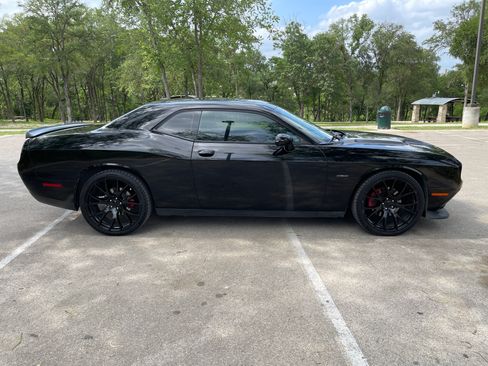 Used 2017 Dodge Challenger R/T RWD image 4
