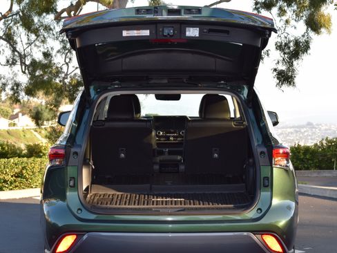 Used 2023 Toyota Highlander Limited image 8