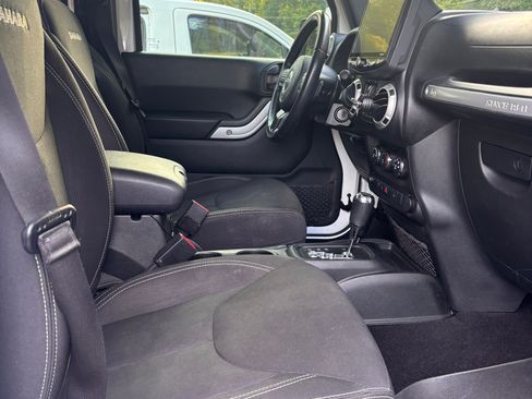 Used 2017 Jeep Wrangler Unlimited Sahara w/ Connectivity Group image 6