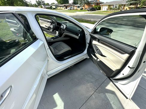Used 2018 Honda Accord Touring image 9