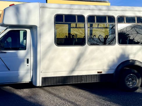 Used 2005 Ford E-450 and Econoline 450 image 6