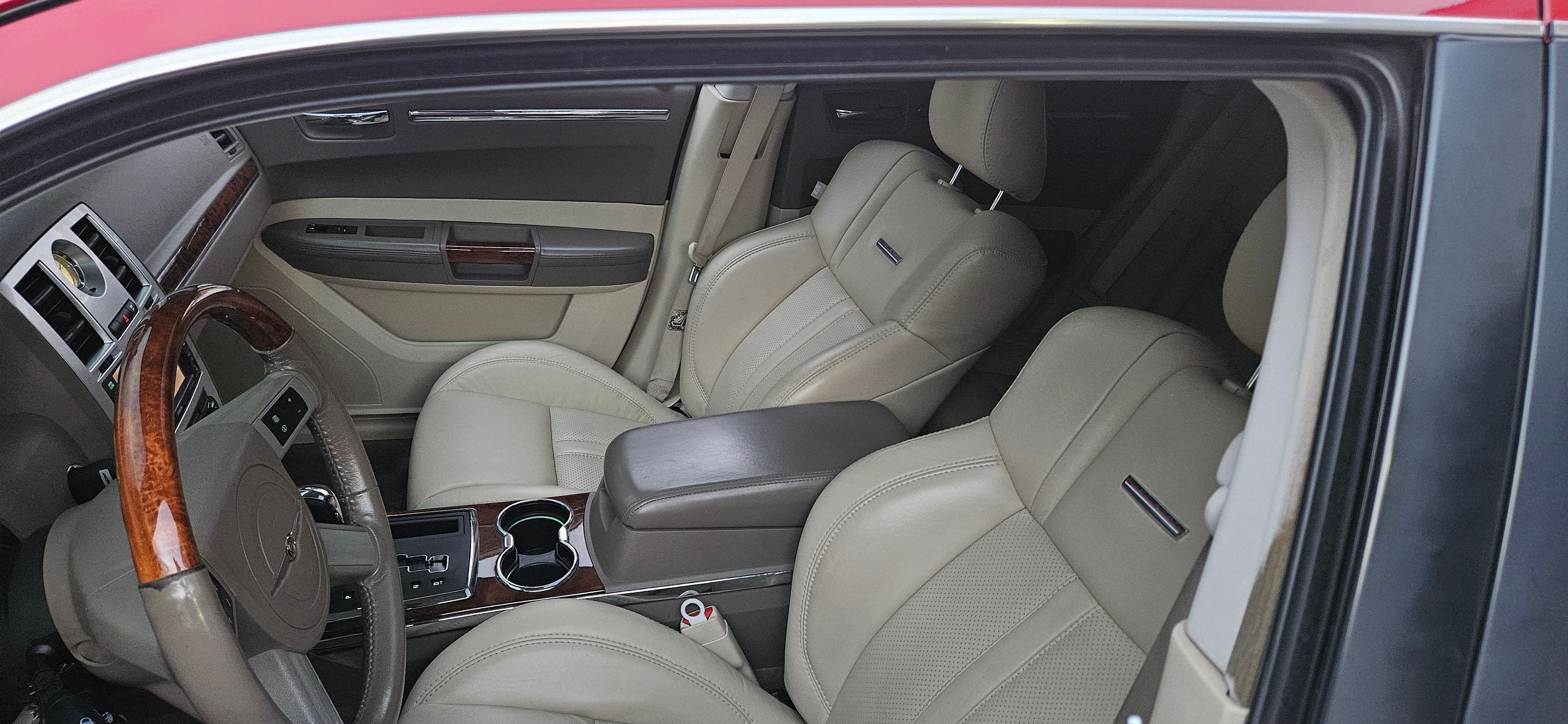 Used 2009 Chrysler 300 C RWD image 8