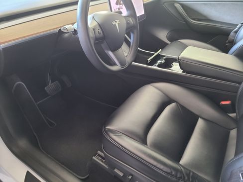 Used 2021 Tesla Model Y Long Range image 9