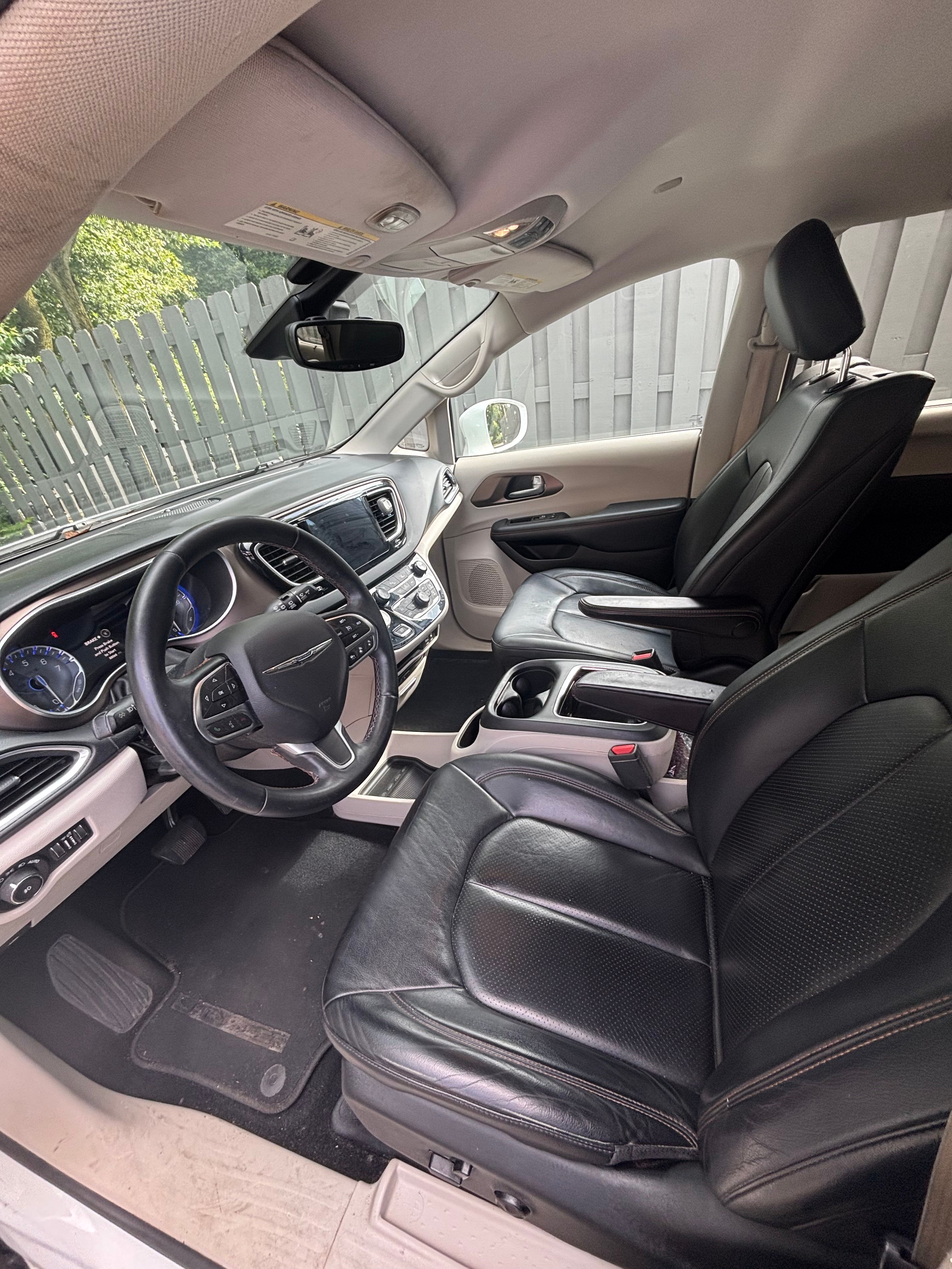 Used 2017 Chrysler Pacifica Touring-L Plus w/ Advanced Safetytec Group FWD image 4