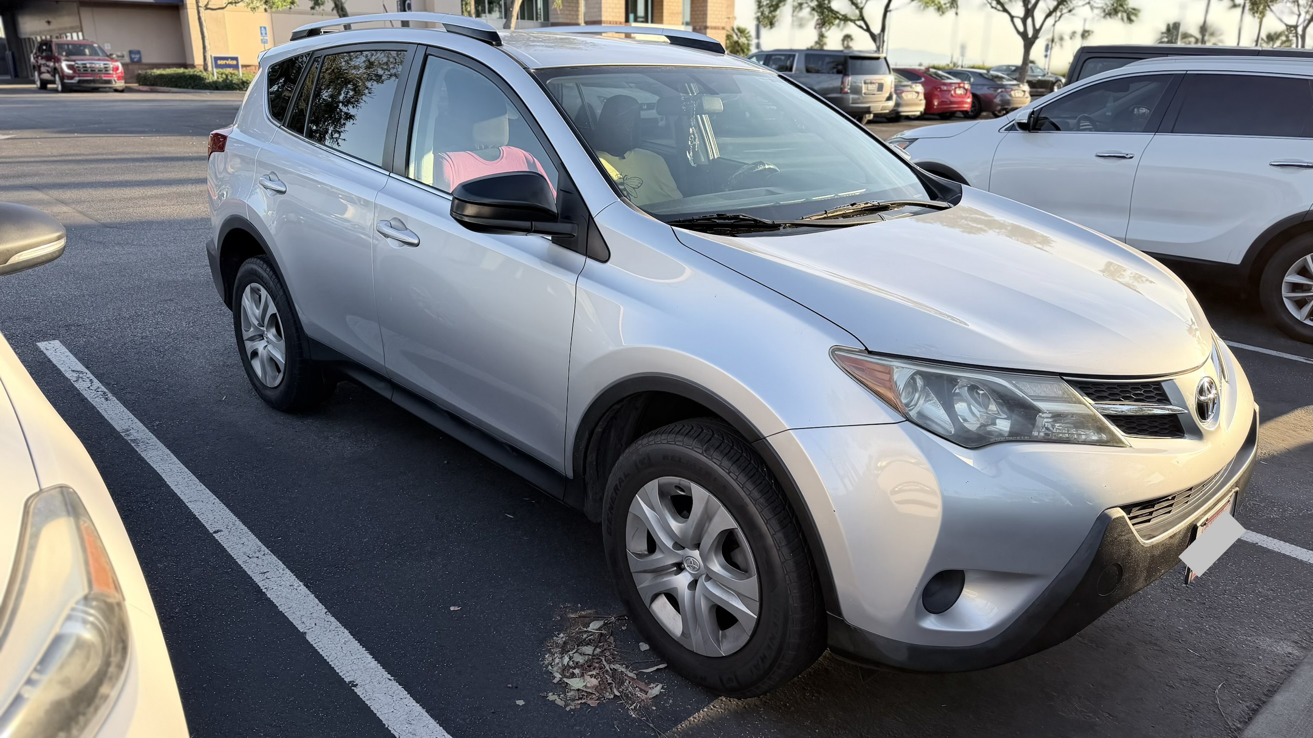 Used 2015 Toyota RAV4 LE FWD image 1