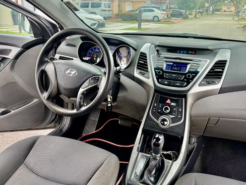 Used 2014 Hyundai Elantra SE image 11