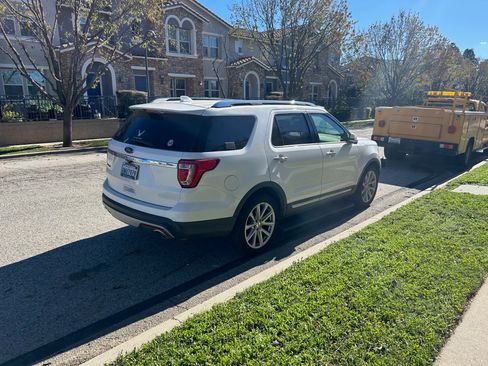 Used 2017 Ford Explorer Limited image 2