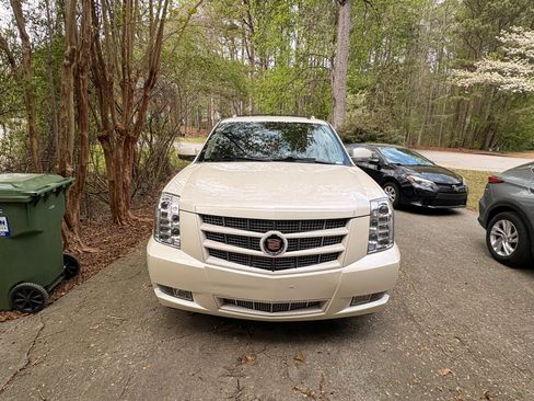 Used 2013 Cadillac Escalade Premium AWD/4WD image 4