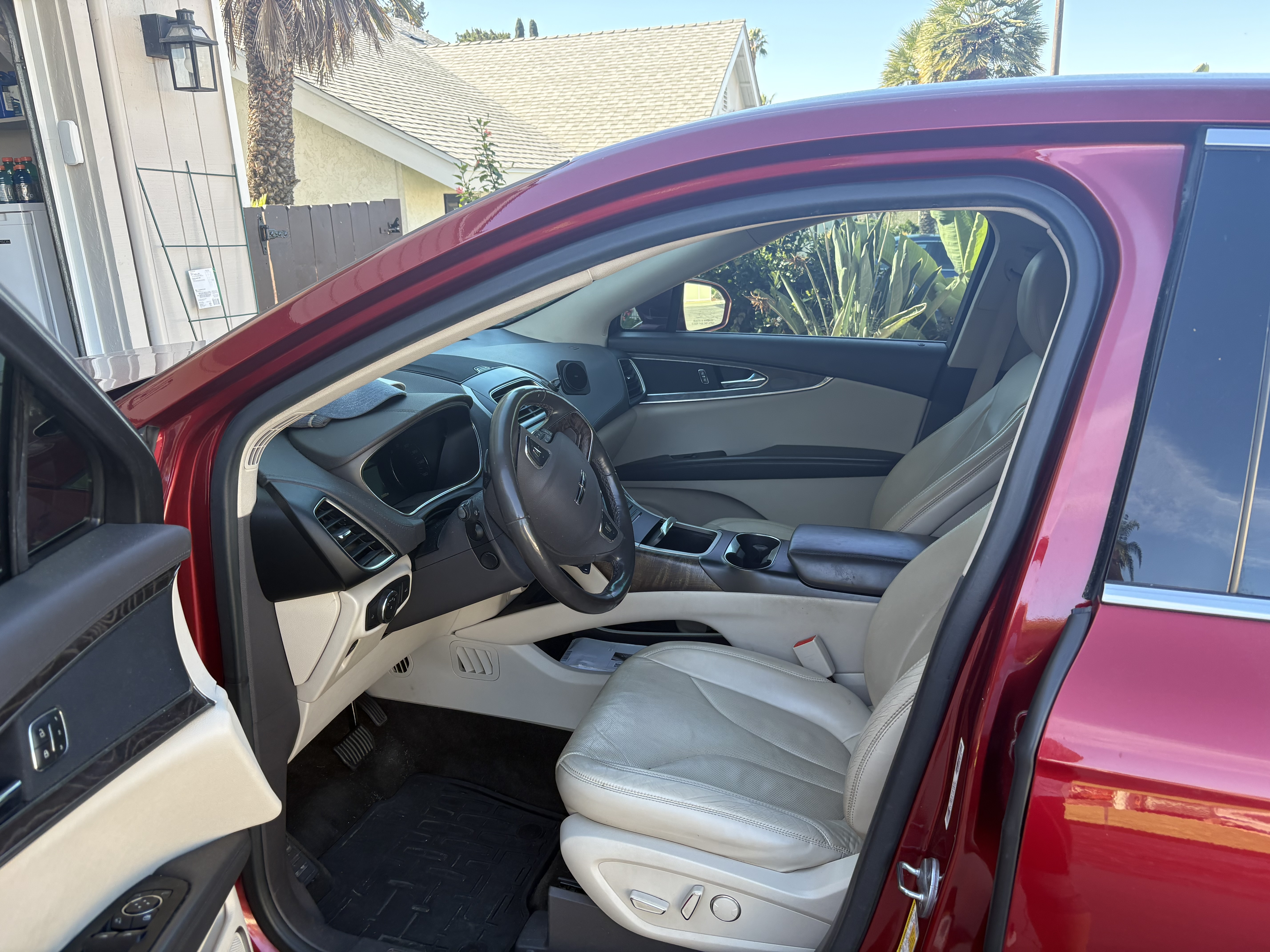 Used 2016 Lincoln MKX Reserve w/ Driver Assistance Package FWD image 2