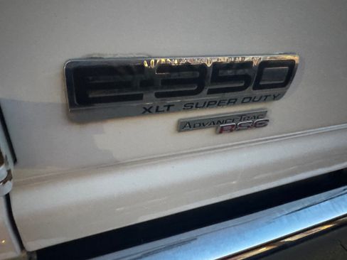Used 2002 Ford E-350 and Econoline 350 Club Wagon image 6