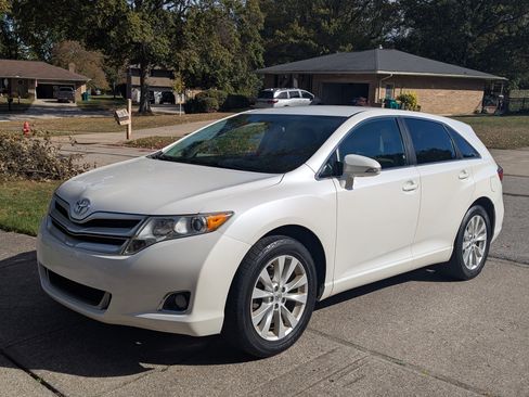 Used 2015 Toyota Venza LE image 1
