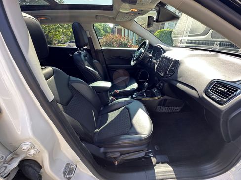 Used 2018 Jeep Compass Latitude w/ Popular Equipment Group FWD image 10