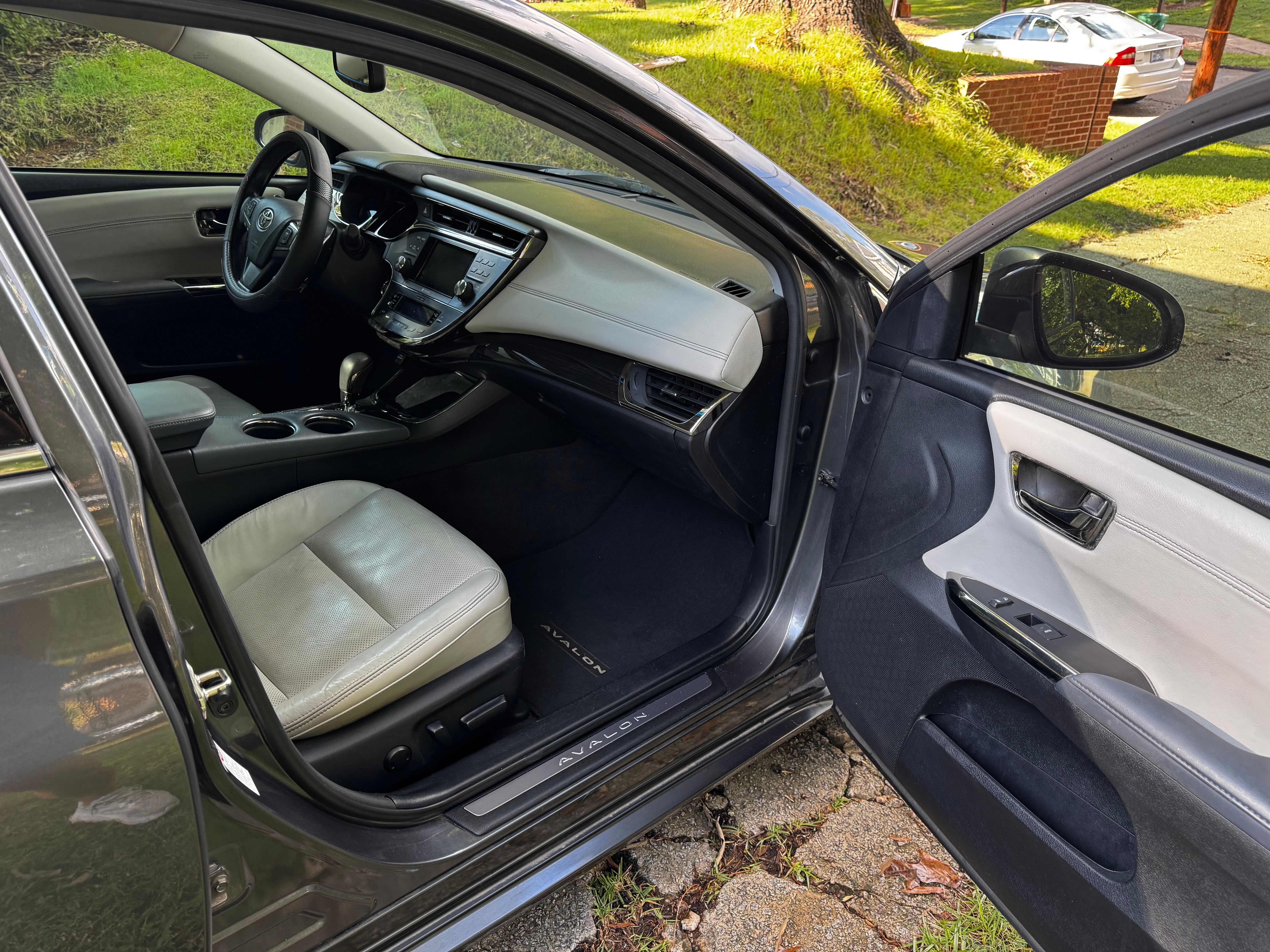 Used 2013 Toyota Avalon Limited FWD image 16