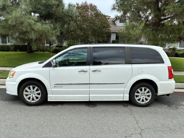 Used 2012 Chrysler Town & Country Touring-L w/ Trailer Tow Group FWD image 5