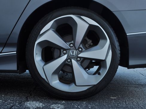 Used 2018 Honda Accord Touring image 17