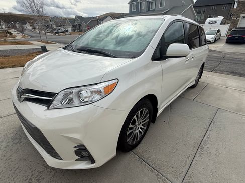 Used 2020 Toyota Sienna XLE Premium image 4