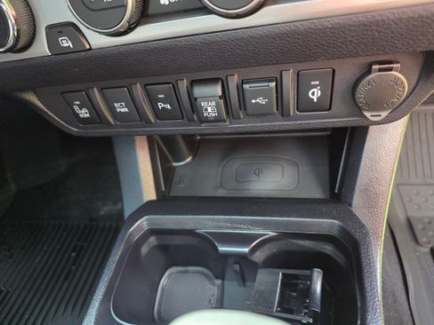 Used 2021 Toyota Tacoma Limited image 29