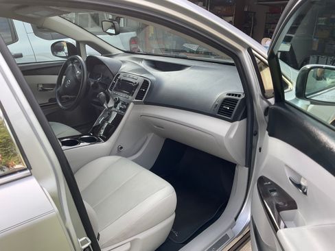 Used 2011 Toyota Venza FWD image 9