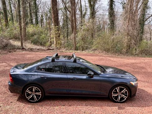 Used 2022 Volvo S60 T8 R-Design image 8