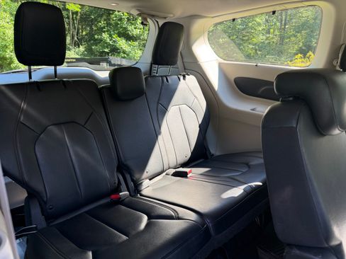 Used 2019 Chrysler Pacifica Touring-L FWD image 15