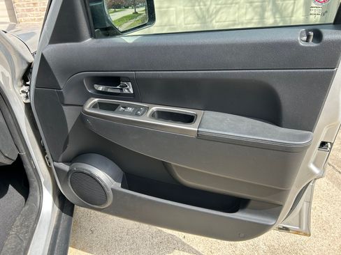 Used 2012 Jeep Liberty Limited image 24