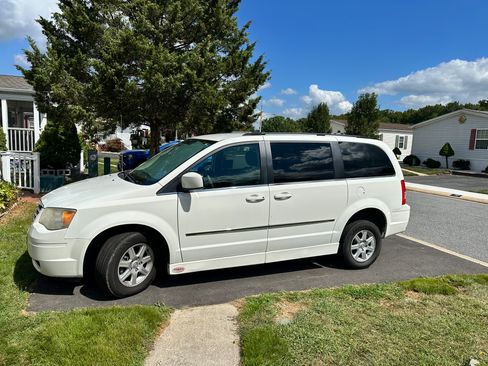 Used 2010 Chrysler Town & Country Touring image 12