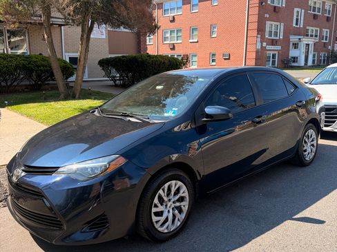 Used 2019 Toyota Corolla LE FWD image 1