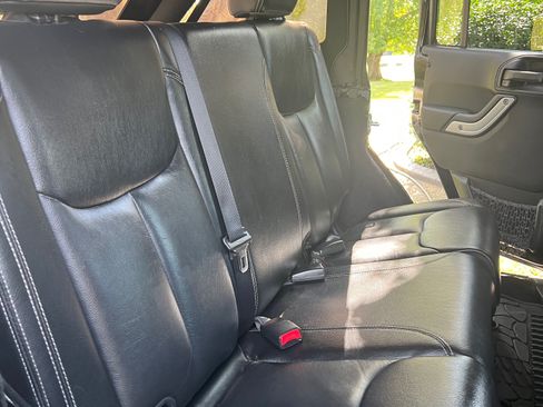 Used 2015 Jeep Wrangler Unlimited Rubicon image 12