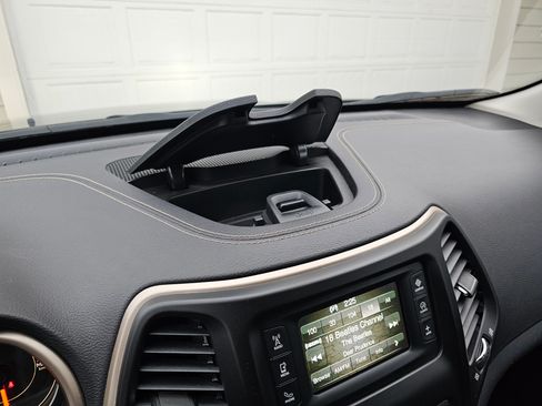 Used 2016 Jeep Cherokee Sport w/ Cold Weather Group image 10