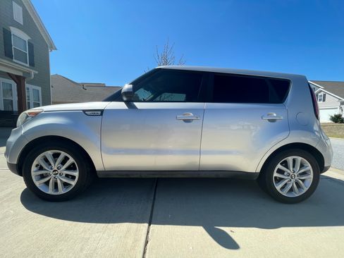 Used 2019 Kia Soul + image 10